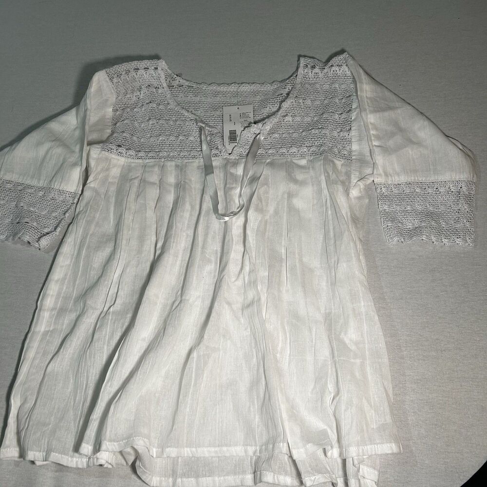 Alma white Mexican-style blouse featuring intricate crochet lace
